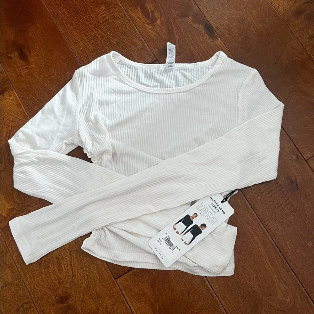 Alo Yoga Gather Long Sleeve Rib Crop Top - Picture 1 of 3
